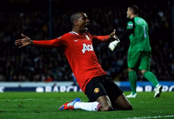 Ashley Young (Chuyển tới MU từ Aston Villa với giá 16 triệu bảng): Nhằm tăng cường sức mạnh cho hành lang cánh trái, Ferguson đã đưa về sân Old Trafford tiền vệ người Anh, Ashley Young. Ngay lập tức, anh đã để lại nhiều ấn tượng cho BLĐ cũng như NHM. Young cùng với Rooney phối hợp rất ăn ý trên hàng công. Ngoài ra, những cú cứa lòng vào góc xa rất đẹp mắt là những điểm mạnh của ngôi sao người Anh. Ashley Young (Chuyển tới MU từ Aston Villa với giá 16 triệu bảng): Nhằm tăng cường sức mạnh cho hành lang cánh trái, Ferguson đã đưa về sân Old Trafford tiền vệ người Anh, Ashley Young. Ngay lập tức, anh đã để lại nhiều ấn tượng cho BLĐ cũng như NHM. Young cùng với Rooney phối hợp rất ăn ý trên hàng công. Ngoài ra, những cú cứa lòng vào góc xa rất đẹp mắt là những điểm mạnh của ngôi sao người Anh.