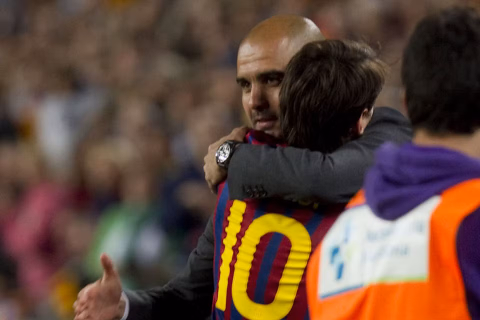 Messi – học trò cưng của Pep đã ghi tới 4 bàn trong trận đấu với Espanyol. Đó là món quà, cũng như một lời cảm ơn tới ông thầy đáng kính.