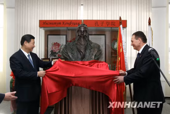 Ông Tập Cận Bình trong buổi lễ gắn biển Viện Khổng Tử tại đại học Viễn Đông của Nga năm 2010.