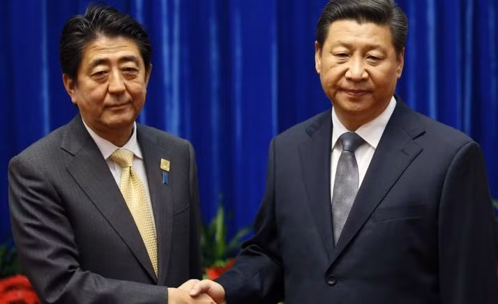 Thủ tướng Nhật Bản Shinzo Abe gặp ông Tập Cận Bình, Chủ tịch Trung Quốc bên lề hội nghị thượng đỉnh APEC tại Bắc Kinh tháng 11/2014.