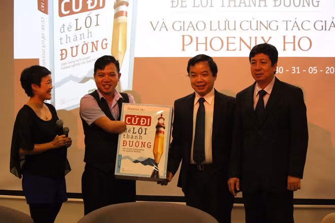 Phoenix Hồ tặng sách cho các bạn trẻ ở miền Trung.