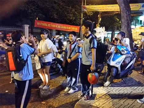 Muốn xóa dạy thêm, trước tiên hãy quan tâm đến đồng lương của giáo viên ảnh 2 Muốn xóa dạy thêm, trước tiên hãy quan tâm đến đồng lương của giáo viên ảnh 2