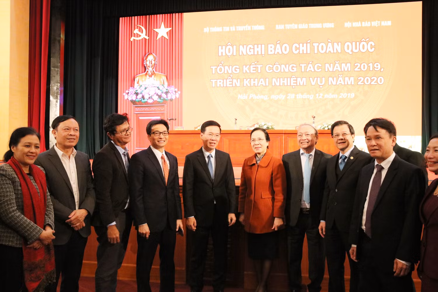 Các đại biểu trao đổi bên lề hội nghị Các đại biểu trao đổi bên lề hội nghị