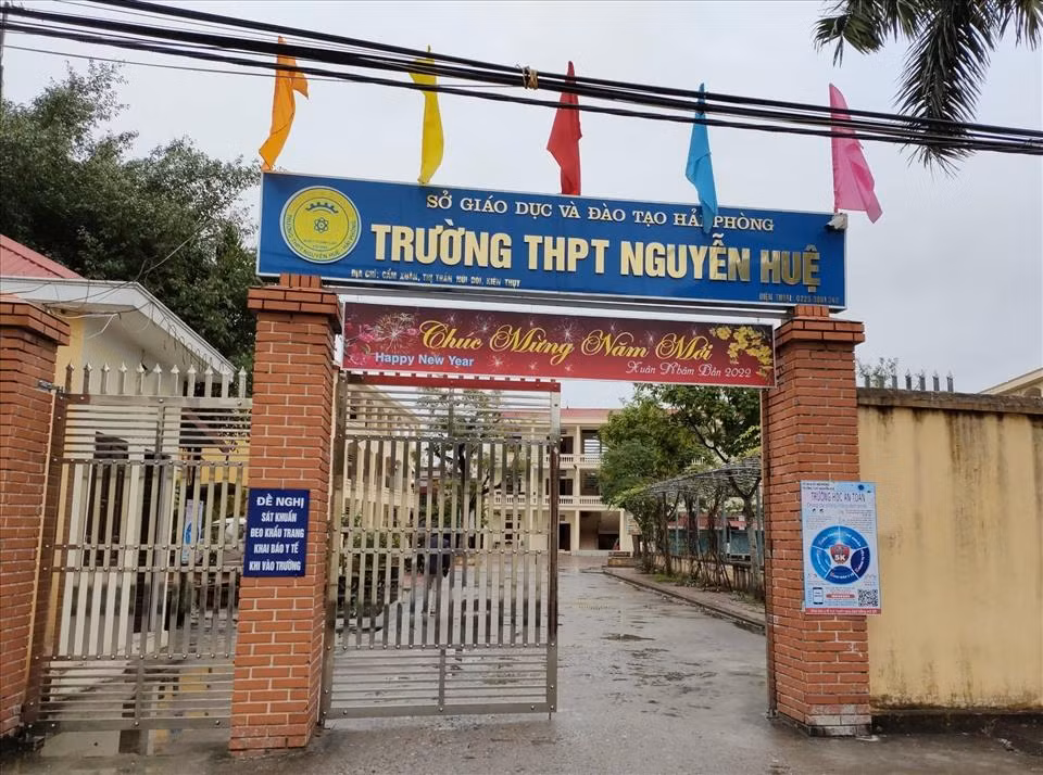Nữ sinh trường Trung học phổ thông Nguyễn Huệ bị bạn đánh hội đồng (Ảnh: CTV) Nữ sinh trường Trung học phổ thông Nguyễn Huệ bị bạn đánh hội đồng (Ảnh: CTV)