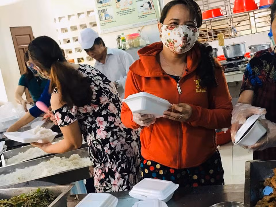Niệm vui, hạnh phúc của các thầy cô giáo khi tham gia tình nguyện. Ảnh Trường Hàm Nghi.