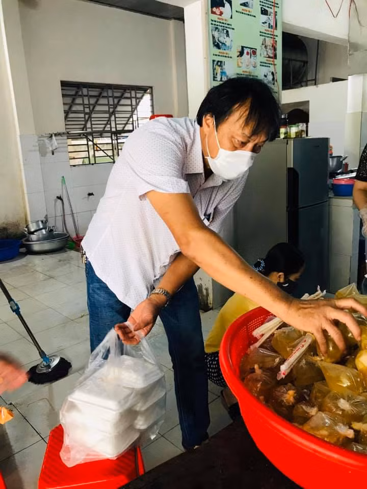 Thầy Hiệu trưởng Nguyễn Văn Hùng cùng ban giám hiệu nhà trường cũng đồng lòng, chung sức với anh chị em cán bộ giáo viên góp phần chống Covid-19. Ảnh trường Hàm Nghi.
