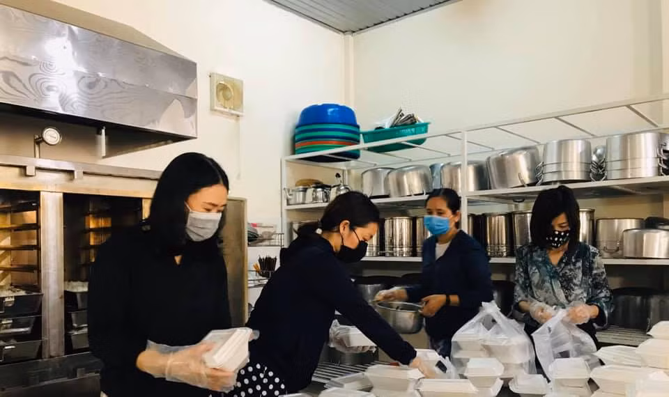 Các cô giáo tham gia chuẩn bị bữa cơm cho các kiều bào đang cách ly. Ảnh trường Hàm Nghi