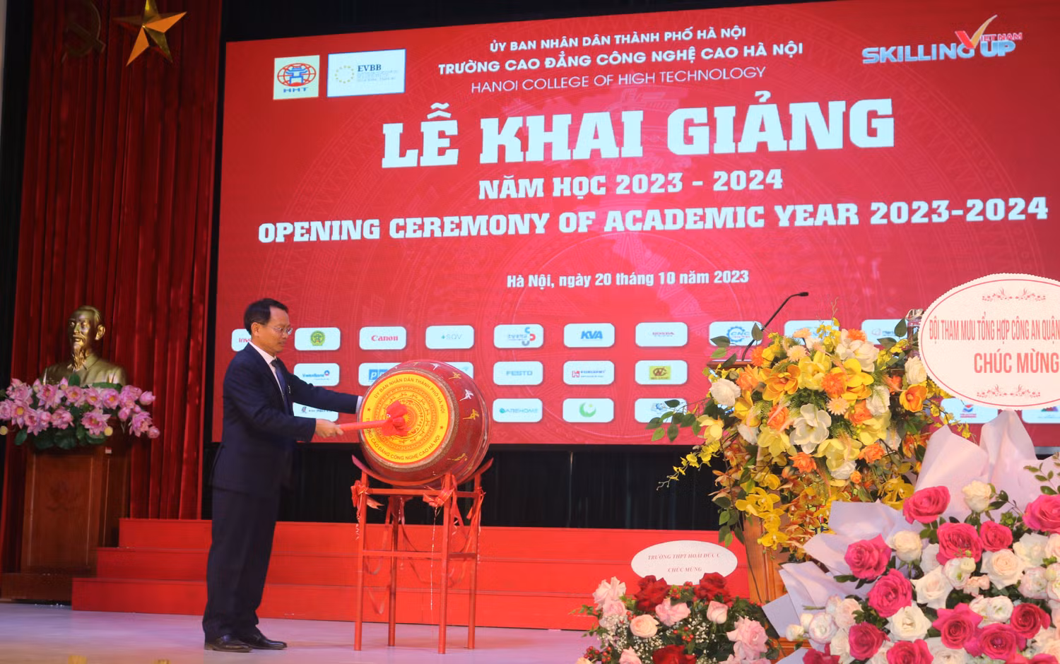 Nhà giáo Ưu tú, Tiến sĩ Phạm Xuân Khánh, Hiệu trưởng Trường Cao đẳng Công nghệ cao Hà Nội đánh trống khai giảng năm học mới 2023-2024 (Ảnh: Tường San). Nhà giáo Ưu tú, Tiến sĩ Phạm Xuân Khánh, Hiệu trưởng Trường Cao đẳng Công nghệ cao Hà Nội đánh trống khai giảng năm học mới 2023-2024 (Ảnh: Tường San).