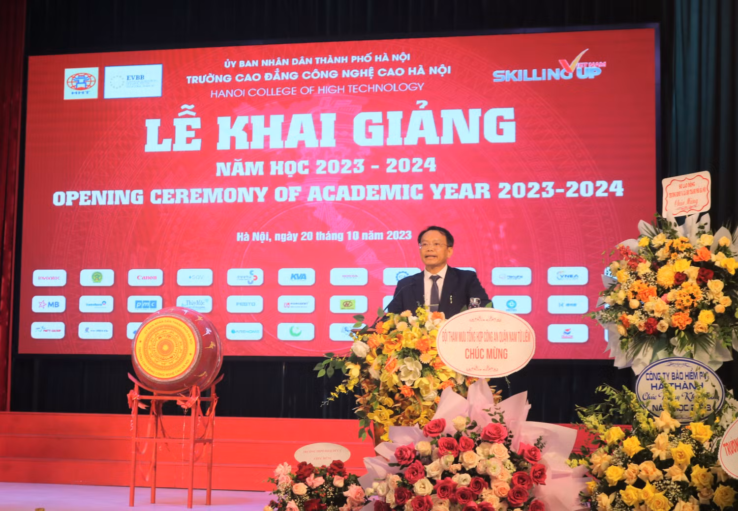 Nhà giáo Ưu tú, Tiến sĩ Phạm Xuân Khánh, Hiệu trưởng Trường Cao đẳng Công nghệ cao Hà Nội phát biểu tại Lễ khai giảng năm học 2023-2024 của nhà trường (Ảnh: Tường San). Nhà giáo Ưu tú, Tiến sĩ Phạm Xuân Khánh, Hiệu trưởng Trường Cao đẳng Công nghệ cao Hà Nội phát biểu tại Lễ khai giảng năm học 2023-2024 của nhà trường (Ảnh: Tường San).