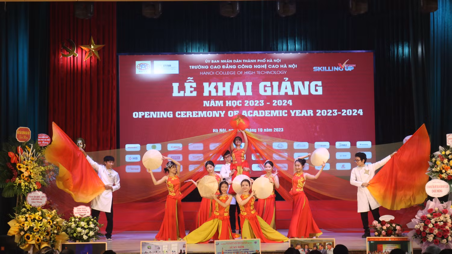 Văn nghệ chào mừng Lễ khai giảng năm học 2023-2024 của Trường Cao đẳng Công nghệ cao Hà Nội (Ảnh: Tường San). Văn nghệ chào mừng Lễ khai giảng năm học 2023-2024 của Trường Cao đẳng Công nghệ cao Hà Nội (Ảnh: Tường San).