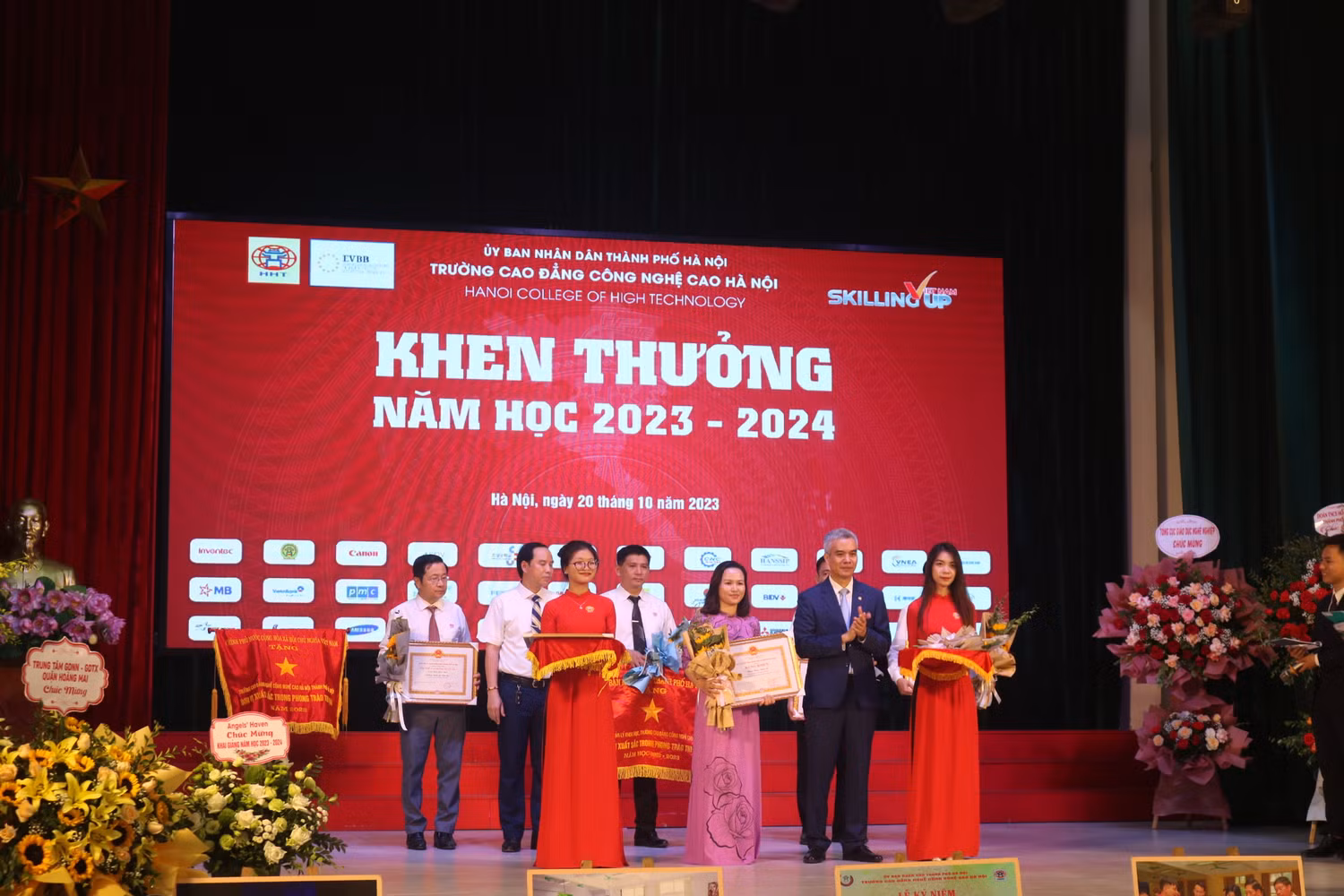 Đại diện các Khoa đào tạo nhận bằng khen thưởng (Ảnh: Tường San). Đại diện các Khoa đào tạo nhận bằng khen thưởng (Ảnh: Tường San).