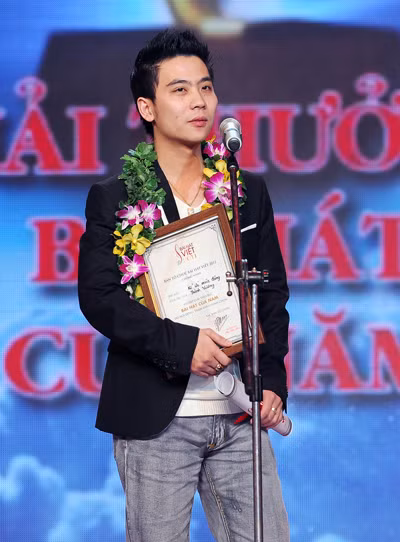 Bài hát Việt năm 2011 đã khép lại, những giải thưởng danh giá đã được trao cho các chủ nhân xứng đáng vào tối qua (19/2) tại nhà hát TP.HCM. Ca khúc Ký ức mùa đông (do ca sĩ Tô Minh Đức trình bày) của nhạc sĩ Thành Vương đã giành chiến thắng cao nhất khi đoạt giải Bài hát yêu thích của năm. >> Kết quả Bài hát Việt 2011 Bài hát Việt năm 2011 đã khép lại, những giải thưởng danh giá đã được trao cho các chủ nhân xứng đáng vào tối qua (19/2) tại nhà hát TP.HCM. Ca khúc Ký ức mùa đông (do ca sĩ Tô Minh Đức trình bày) của nhạc sĩ Thành Vương đã giành chiến thắng cao nhất khi đoạt giải Bài hát yêu thích của năm. >> Kết quả Bài hát Việt 2011