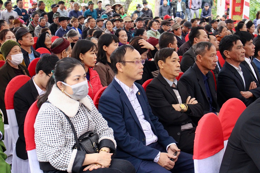 Đông đảo du khách và người dân địa phương tới dự lễ hội (Ảnh: TQ)