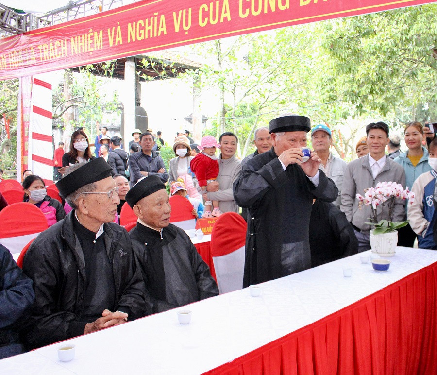 Các bô lão tham dự lễ hội cũng uống chén rượu linh kê thể hiện sự đồng tình sau khi chứng kiến chức sắc thề lấy việc công làm trọng (Ảnh: TQ)