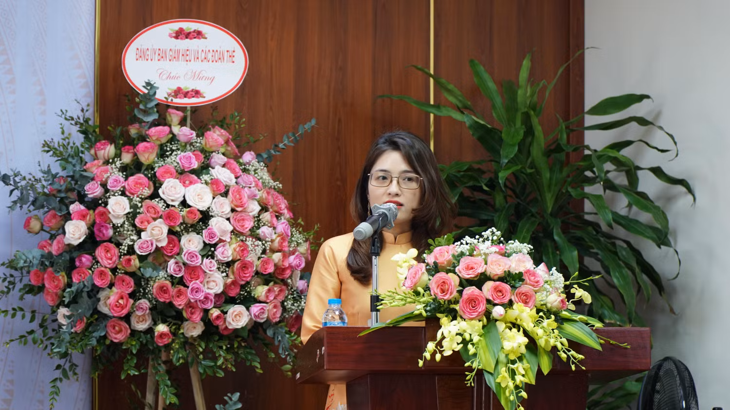 Cô Trần Thị Diễm Hằng - Trưởng khoa Du lịch bày tỏ những cảm xúc bồi hồi, lắng đọng trong Lễ Khai giảng đặc biệt. Cô Trần Thị Diễm Hằng - Trưởng khoa Du lịch bày tỏ những cảm xúc bồi hồi, lắng đọng trong Lễ Khai giảng đặc biệt.