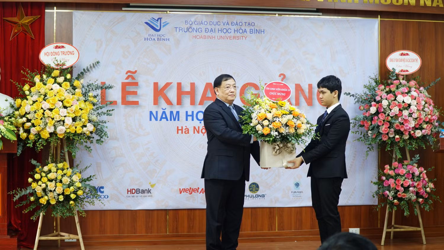 Em Dương Trọng Khiêm gửi tặng nhà trường lẵng hoa tươi thắm, gửi lời tri ân đến các thầy cô giáo hướng tới kỷ niệm ngày Nhà giáo Việt Nam 20/11 Em Dương Trọng Khiêm gửi tặng nhà trường lẵng hoa tươi thắm, gửi lời tri ân đến các thầy cô giáo hướng tới kỷ niệm ngày Nhà giáo Việt Nam 20/11