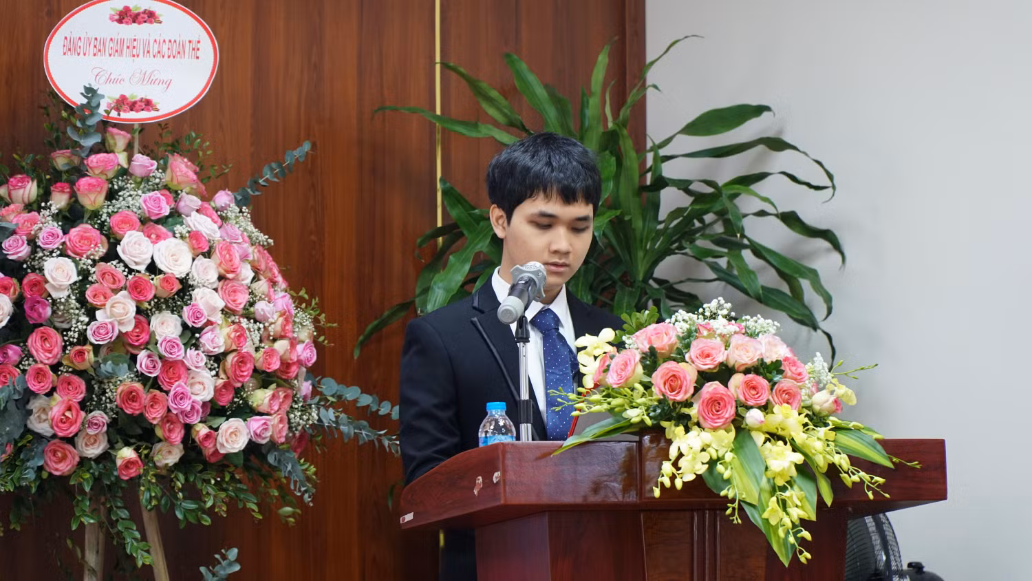 Em Dương Trọng Khiêm, tân sinh viên khóa 14, khoa Y học cổ truyền thay mặt sinh viên phát biểu cảm tưởng trong ngày lễ trọng đại. Em Dương Trọng Khiêm, tân sinh viên khóa 14, khoa Y học cổ truyền thay mặt sinh viên phát biểu cảm tưởng trong ngày lễ trọng đại.