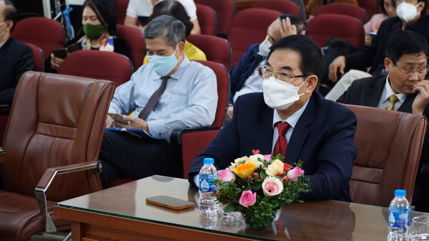 Tiến sĩ Nguyễn Văn Ngữ - Bí thư Đảng ủy, Chủ tịch Hội đồng trường Đại học Hòa Bình tham dự Lễ Khai giảng. Tiến sĩ Nguyễn Văn Ngữ - Bí thư Đảng ủy, Chủ tịch Hội đồng trường Đại học Hòa Bình tham dự Lễ Khai giảng.