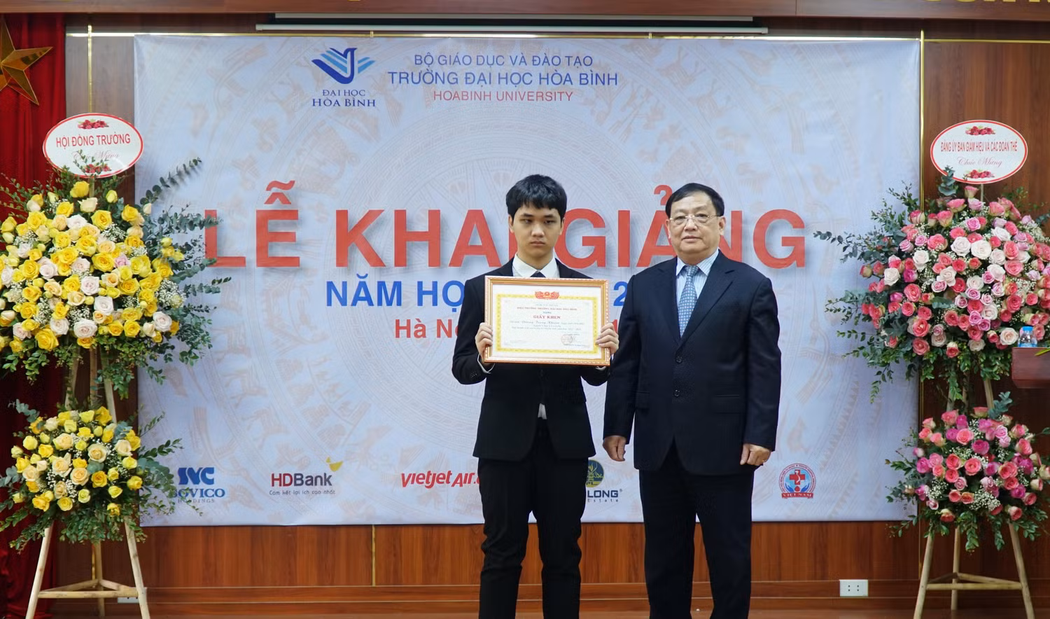Lãnh đạo nhà trường đã tổ chức khen thưởng cho các tân sinh viên có thành tích cao. Lãnh đạo nhà trường đã tổ chức khen thưởng cho các tân sinh viên có thành tích cao.
