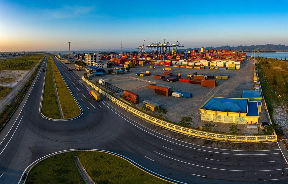 Hải Phòng phấn đấu mục tiêu đến năm 2025, trở thành trọng điểm kinh tế biển của cả nước, trung tâm dịch vụ logistics quốc gia. (Ảnh: Cổng thông tin điện tử Thành phố Hải Phòng) Hải Phòng phấn đấu mục tiêu đến năm 2025, trở thành trọng điểm kinh tế biển của cả nước, trung tâm dịch vụ logistics quốc gia. (Ảnh: Cổng thông tin điện tử Thành phố Hải Phòng)