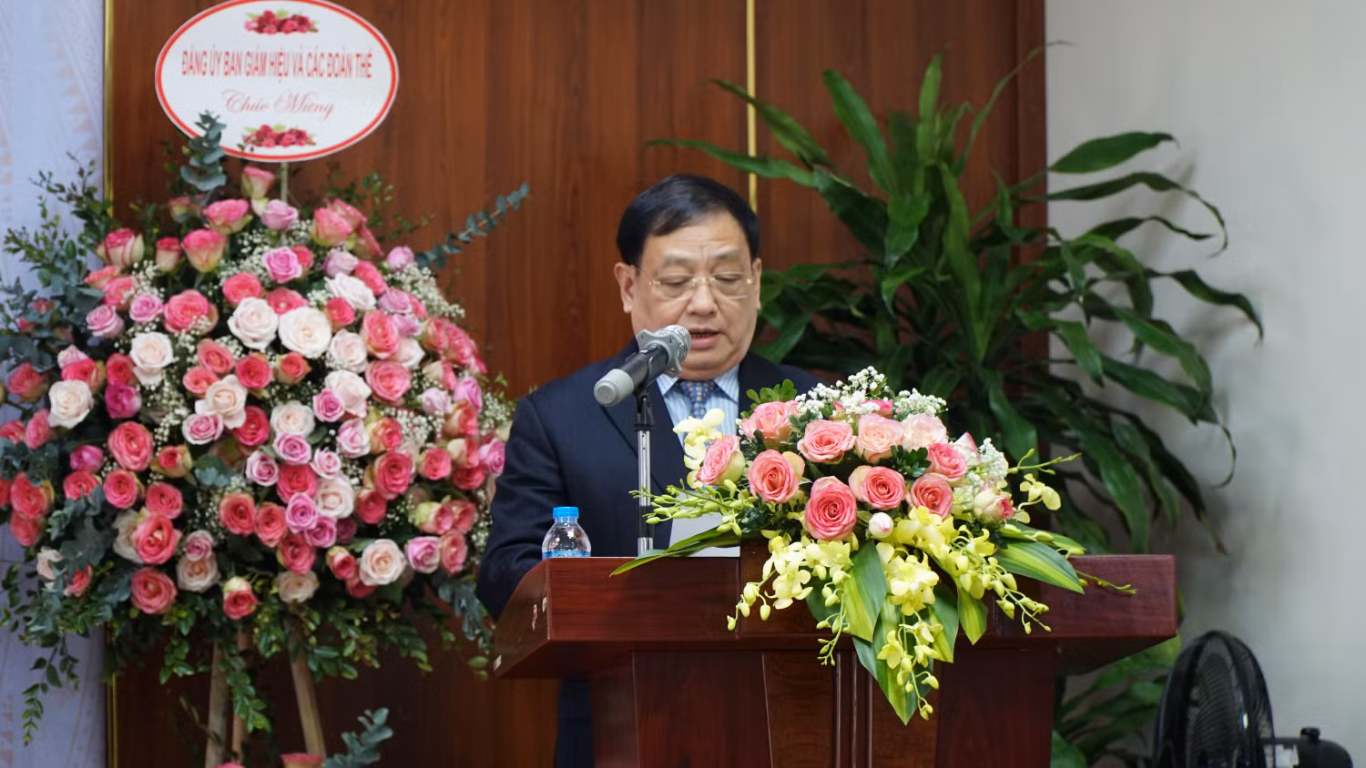 Nhà giáo Nhân dân, Phó Giáo sư, Tiến sĩ Tô Ngọc Hưng - Hiệu trưởng Trường Đại học Hòa Bình đã có những chia sẻ xúc động cùng sinh viên trong buổi Lễ Khai giảng. Nhà giáo Nhân dân, Phó Giáo sư, Tiến sĩ Tô Ngọc Hưng - Hiệu trưởng Trường Đại học Hòa Bình đã có những chia sẻ xúc động cùng sinh viên trong buổi Lễ Khai giảng.