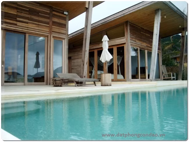 Six Senses là khu resort 5 sao đầu tiên là khách sạn duy nhất trên đảo, tọa lạc tại một trong những bãi biển đẹp nhất ở đây. Xung quanh có núi, rừng nhiệt đới và sông