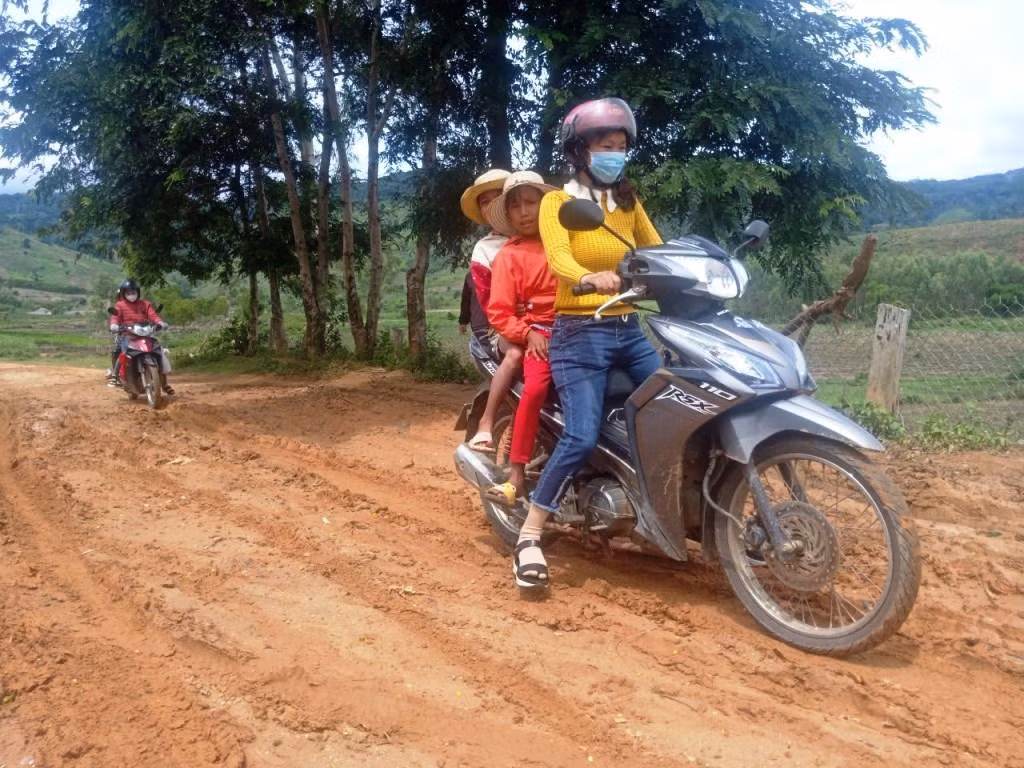 Thầy cô ở các vùng sâu, vùng xa của Kon Tum phải vào tận từng bản làng để đưa học trò trở lại lớp. Ảnh: MT