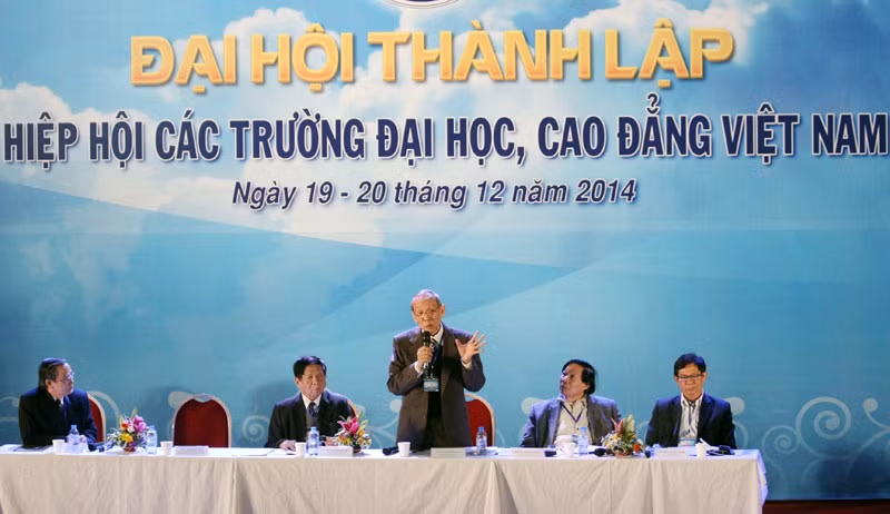 Đoàn chủ tịch tại phiên trù bị chiều ngày 19/12.