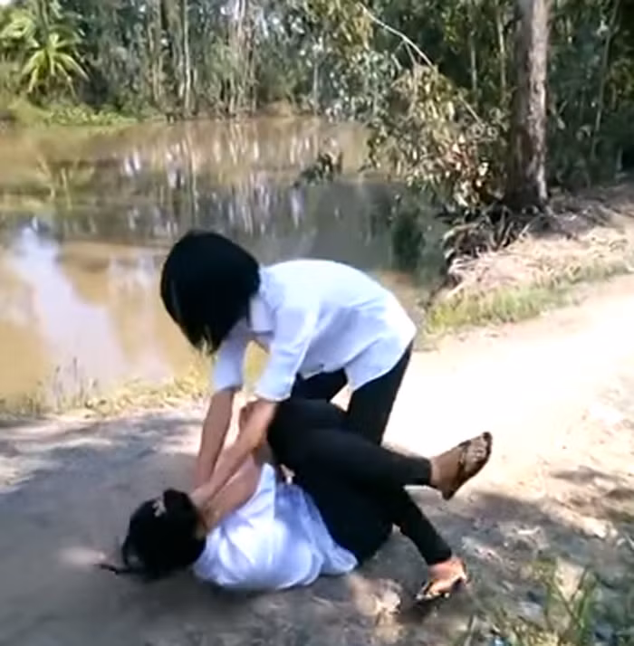 Xử bạn khác trường chỉ vì mắng nhau bằng điện thoại ảnh 1 Xử bạn khác trường chỉ vì mắng nhau bằng điện thoại ảnh 1