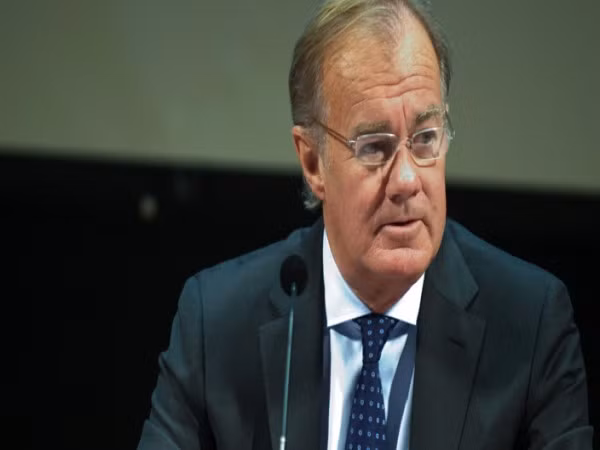 Stefan Persson Tổng tài sản: 26 tỉ USD, xếp thứ 8 thế giới Quốc tịch: Thụy Sĩ Ngành: Bán lẻ thời trang (H&M) Ông là Chủ tịch của hãng bán lẻ Hennes & Mauritz (H&M) có hệ thống hơn 2.000 cửa hàng trên toàn thế giới. Ngoài ra, ông còn sở hữu cả một ngôi làng ở Anh, làng Linkenholt.