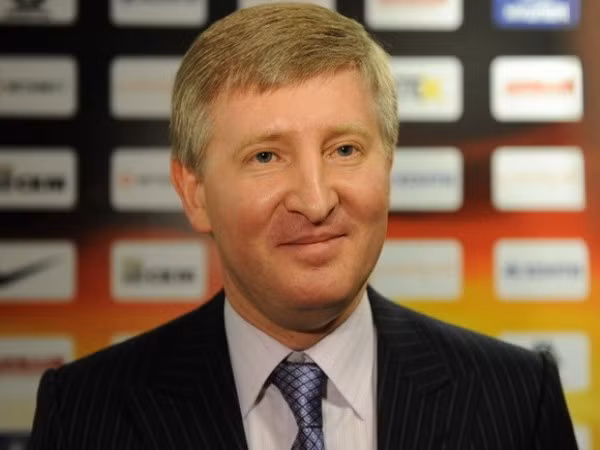 Rinat Akhmetov Tổng tài sản: 16 tỉ USD, xếp thứ 39 thế giới Quốc tịch: Ukraine Ngành: thép, than đá Ông Akhmetov là người thành lập và là chủ tịch của System Capital Management và là người giàu nhất của Ukraine. Năm 2011, ông đã bỏ ra một số tiền khổng lồ để mua về căn hộ đắt nhất thế giới.