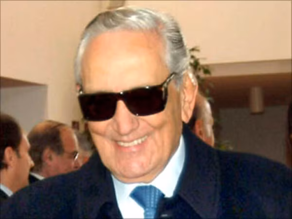 Michele Ferrero và gia đình Tổng tài sản: 19 tỉ USD, xếp thứ 23 thế giới Quốc tịch: Italia Ngành kinh doanh: Chocolate Tỷ phú 85 tuổi Michele Ferrero là chủ nhân của công ty chocolate Ferrero với những thương hiệu nổi tiếng như Ferrero Rocher, Nutella, Tic Tac, Kinder Eggs.