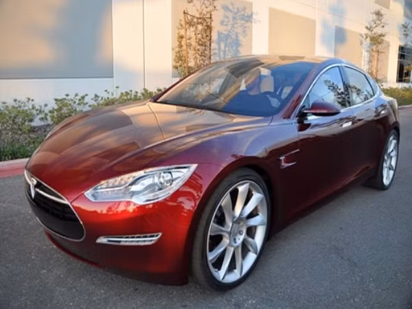 S Alpha Hãng sản xuất xe điện Tesla của Mỹ đã công bố những hình ảnh mới nhất về mẫu xe S sedan chạy điện coupe bốn cửa. Mẫu xe này có khả năng đi được quãng đường dài 483km trong một lần sạc. Mức giá của nó là từ 49.000 – 60.000 USD tùy vào phiên bản mà người tiêu dùng muốn mua. Mẫu xe dự kiến sẽ xuất hiện trên thị trường vào cuối năm 2013.