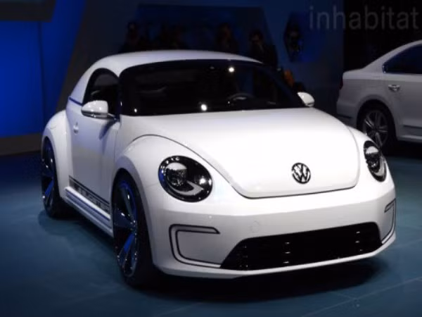 E-Bugster Tại triển lãm xe hơi quốc tế Bắc Mỹ (NAIAS) được diễn ra tháng 1 vừa qua, hãng Volkswagen đã trình làng concept chiếc xe điên hoàn toàn mới của mình mang tên E-Bugster. Chiếc xe có kiểu dáng sang trọng và rất hiện đại với bộ pin sạc giúp cho xe có thể đi được quãng đường tương đương 160km. Tuy nhiên, hãng Volkswagen cho hay, họ chưa có ý định thương mại hóa chiếc xe này.