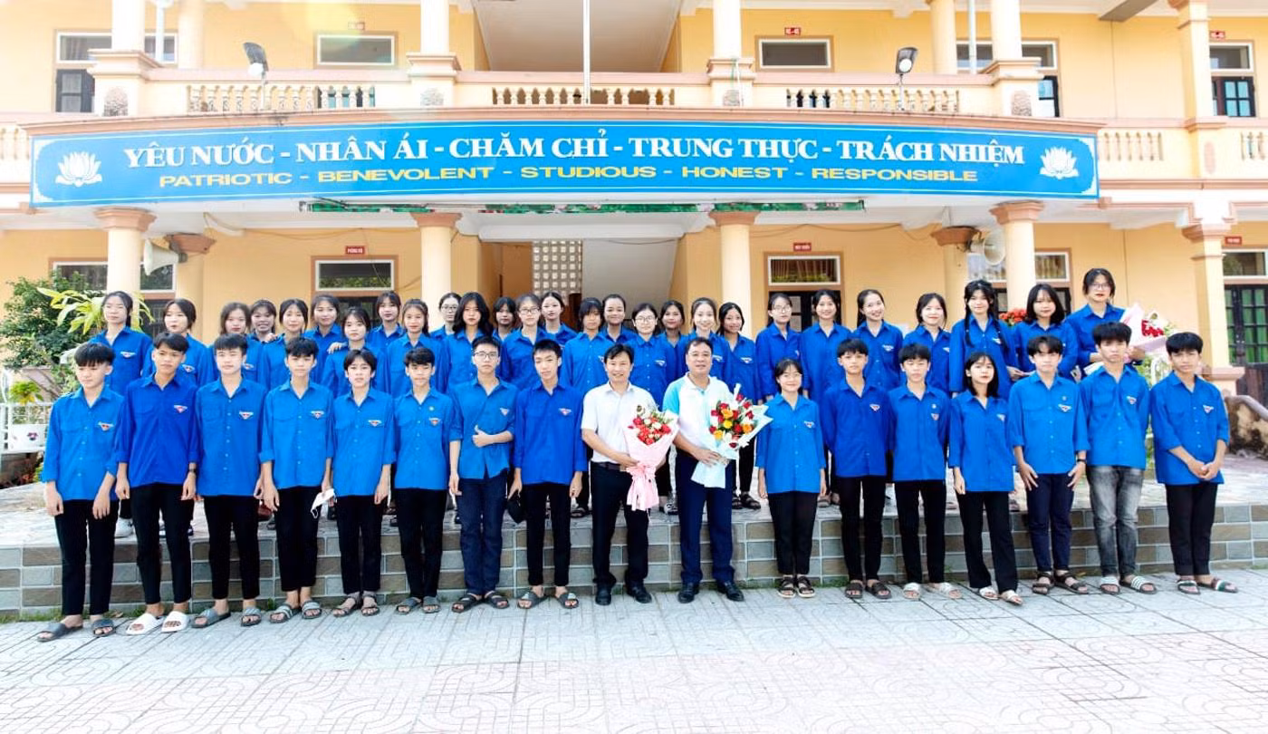 Thầy và trò học sinh lớp 9 Trường Trung học cơ sở Quỳnh Phương, Thị xã Hoàng Mai (Tỉnh Nghệ An). Ảnh: NVCC. Thầy và trò học sinh lớp 9 Trường Trung học cơ sở Quỳnh Phương, Thị xã Hoàng Mai (Tỉnh Nghệ An). Ảnh: NVCC.
