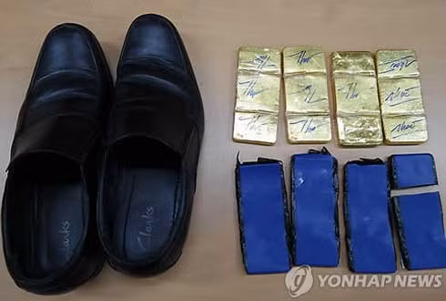 Báo chí Hàn Quốc cho biết, vàng được phát hiện trong giày của tiếp viên và phi công Vietnam Airlines. Ảnh: Yonhap news. Báo chí Hàn Quốc cho biết, vàng được phát hiện trong giày của tiếp viên và phi công Vietnam Airlines. Ảnh: Yonhap news.