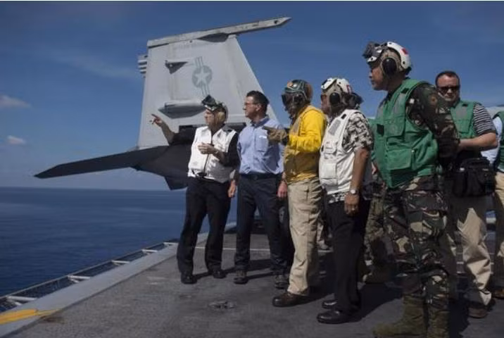 Bộ trưởng Quốc phòng Mỹ Ashton B. Carter và Bộ trưởng Quốc phòng Philippines Voltaire Gazmin trên tàu sân bay USS John C. Stennis ở Biển Đông ngày 15/4/2016. Nguồn ảnh: Sina Trung Quốc Bộ trưởng Quốc phòng Mỹ Ashton B. Carter và Bộ trưởng Quốc phòng Philippines Voltaire Gazmin trên tàu sân bay USS John C. Stennis ở Biển Đông ngày 15/4/2016. Nguồn ảnh: Sina Trung Quốc