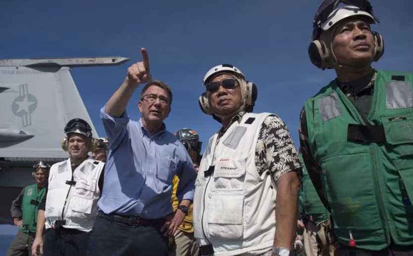 Bộ trưởng Quốc phòng Mỹ Ashton B. Carter và Bộ trưởng Quốc phòng Philippines Voltaire Gazmin trên tàu sân bay USS John C. Stennis ở Biển Đông ngày 15/4/2016. Nguồn ảnh: Sina Trung Quốc Bộ trưởng Quốc phòng Mỹ Ashton B. Carter và Bộ trưởng Quốc phòng Philippines Voltaire Gazmin trên tàu sân bay USS John C. Stennis ở Biển Đông ngày 15/4/2016. Nguồn ảnh: Sina Trung Quốc