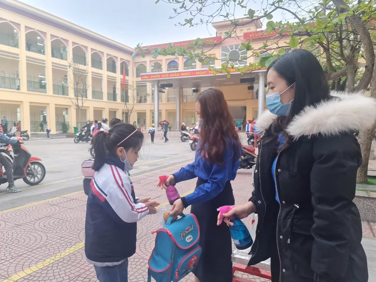 Học sinh Trường Tiểu học Chu Văn An (quận Ngô Quyền) sát khuẩn tay trước khi vào lớp (Ảnh: Lã Tiến)