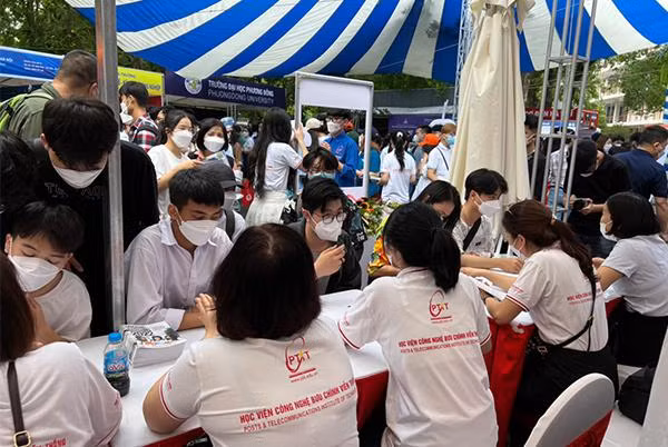 Gần 10 tỷ đồng được Học viện Công nghệ Bưu chính Viễn thông cấp cho sinh viên để khuyến khích học tập. Ảnh: portal.ptit.edu.vn Gần 10 tỷ đồng được Học viện Công nghệ Bưu chính Viễn thông cấp cho sinh viên để khuyến khích học tập. Ảnh: portal.ptit.edu.vn