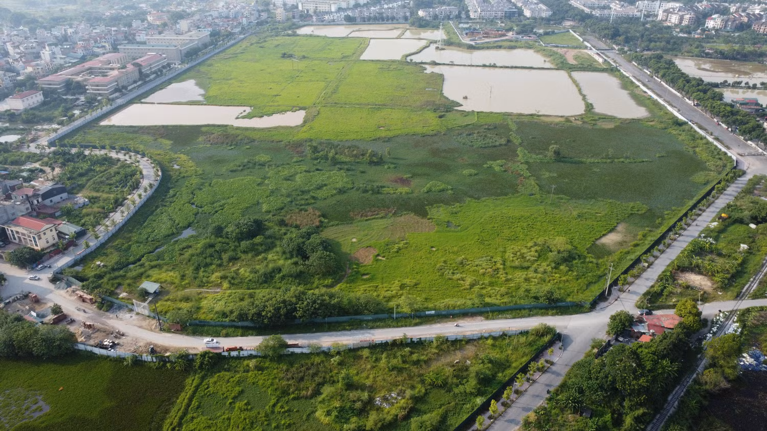 Khu đất dự án Làng Giáo dục Quốc tế nhìn từ trên cao (chụp ngày 13/9). Ảnh: Trung Dũng Khu đất dự án Làng Giáo dục Quốc tế nhìn từ trên cao (chụp ngày 13/9). Ảnh: Trung Dũng