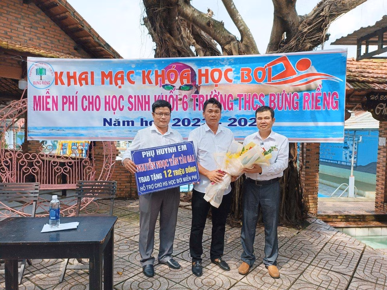 Ông Hoàng Minh Tuấn, Phó trưởng Phòng Giáo dục và Đào tạo Xuyên Mộc (bìa phải) tặng hoa cho nhà tài trợ kinh phí học bơi cho Trường Trung học cơ sở Bưng Riềng tổ chức lớp dạy bơi miễn phí năm học 2022-2023