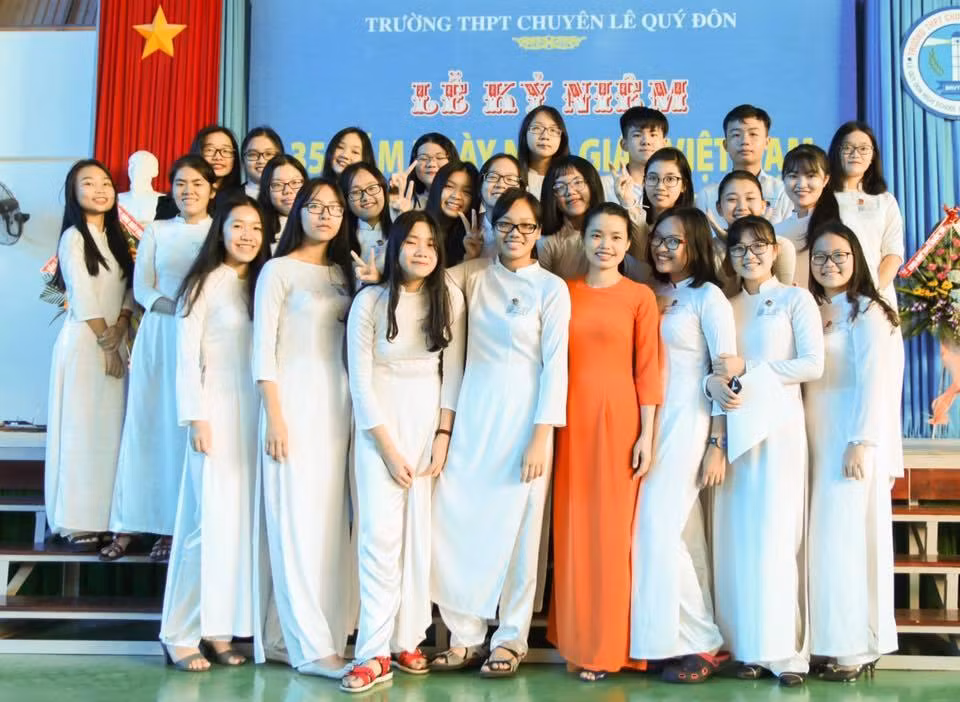 Cô giáo Đỗ Thị Thúy Dương (áo màu cam), giáo viên Ngữ văn Trường Trung học phổ thông chuyên Lê Quý Đôn (tỉnh Bà Rịa - Vũng Tàu). Ảnh: NVCC Cô giáo Đỗ Thị Thúy Dương (áo màu cam), giáo viên Ngữ văn Trường Trung học phổ thông chuyên Lê Quý Đôn (tỉnh Bà Rịa - Vũng Tàu). Ảnh: NVCC