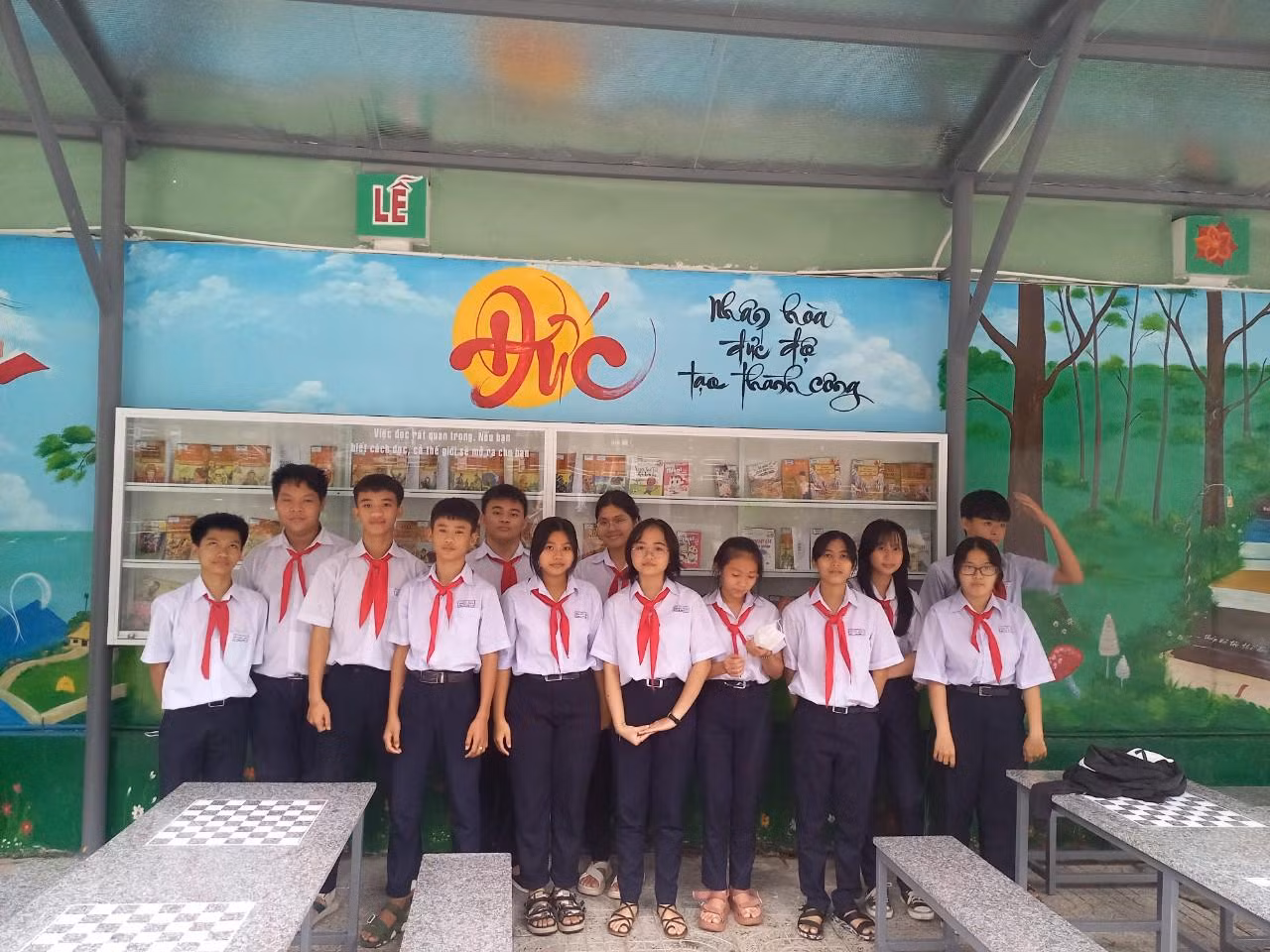 Một số học sinh được nhận thẻ bảo hiểm y tế từ các mạnh thường quân. Ảnh: S.Q.H