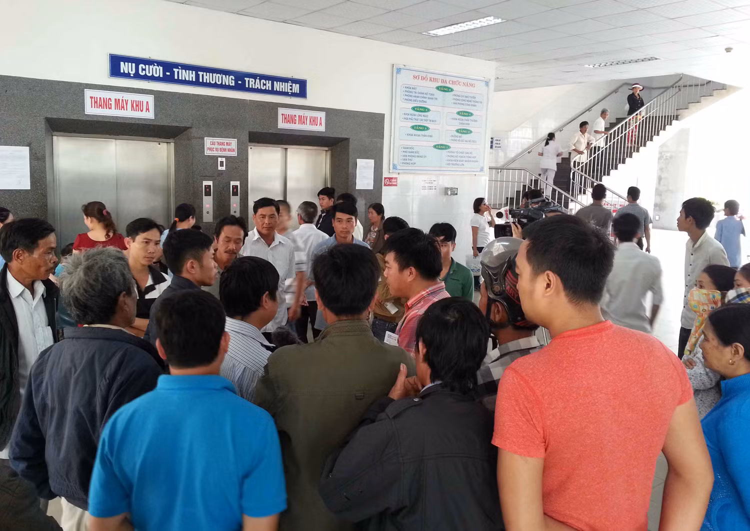 Người nhà của bệnh nhân bức xúc tập trung tại bệnh viện sáng 18/3 để phản ánh với báo chí. Người nhà của bệnh nhân bức xúc tập trung tại bệnh viện sáng 18/3 để phản ánh với báo chí.