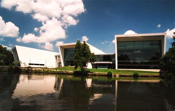 Trường Đại học Waikato được xây dựng ở một khuôn viên xanh với diện tích 68 ha, tại thành phố Hamilton. Waikato được nhiều người biết đến như là một ngôi trường luôn phát triển và sáng tạo, luôn xây dựng nhiều chương trình học để đáp ứng nhu cầu của môi trường làm việc quốc tế không ngừng thay đổi.