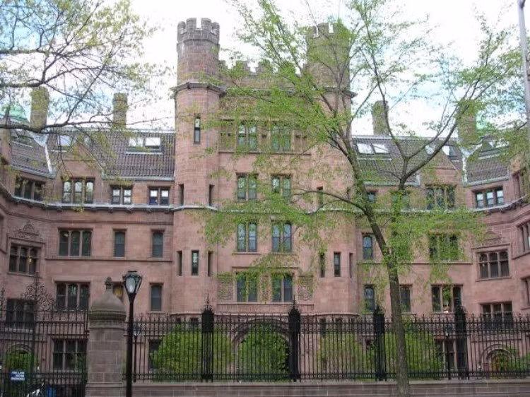 1. Yale University Mức học bổng trung bình bậc đại học: 51.044 USD Số lượng sinh viên quốc tế nhập học: 348 1. Yale University Mức học bổng trung bình bậc đại học: 51.044 USD Số lượng sinh viên quốc tế nhập học: 348
