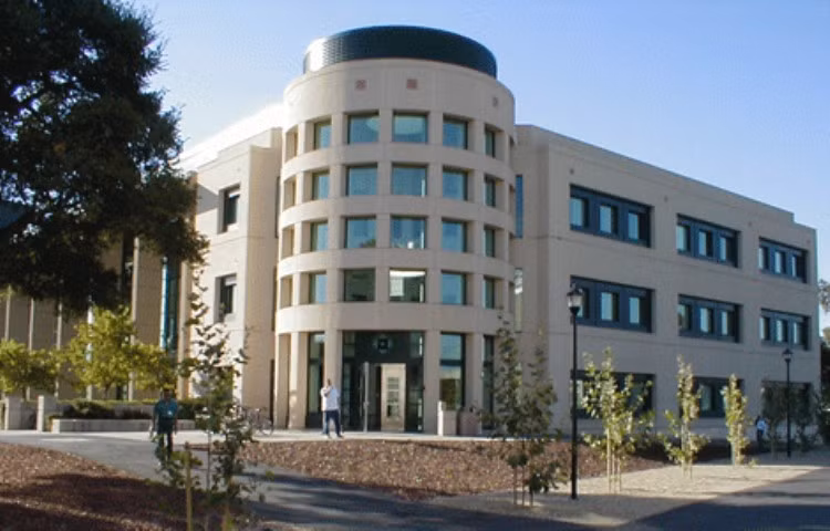 4. Stanford University School of Medicine Thứ hạng trên BXH các trường y tốt nhất nước Mỹ: 5 Số thí sinh ứng tuyển: 5.873 Số thí sinh trúng tuyển: 192 Tỉ lệ thí sinh được nhận: 3,3%
