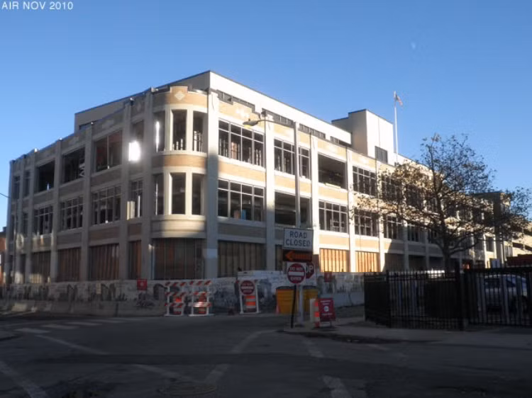 6. Brown University Warren Alpert Medical School Thứ hạng trên BXH các trường y tốt nhất nước Mỹ: 29 Số thí sinh ứng tuyển: 5.437 Số thí sinh trúng tuyển: 200 Tỉ lệ thí sinh được nhận: 3,7%
