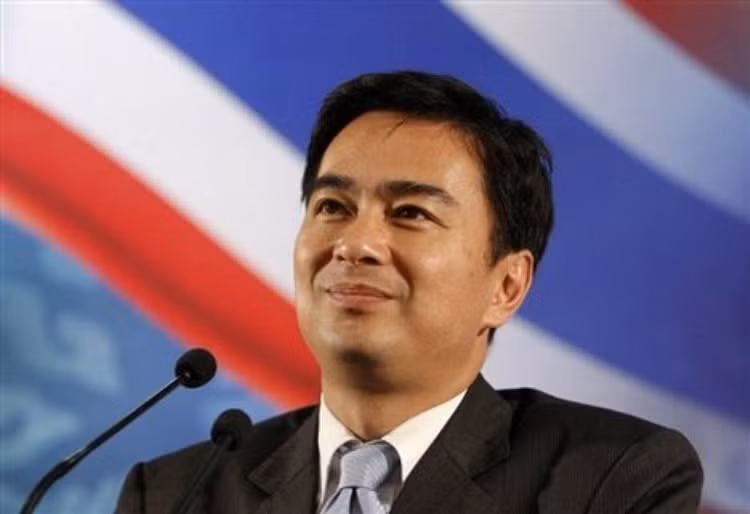 Cựu Thủ tướng Thái Lan Abhisit Vejjajiva. Cựu Thủ tướng Thái Lan Abhisit Vejjajiva sinh năm 1964 tại Newcastle, Anh. Ông từng tốt nghiệp Đại học Oxford ngành chính trị, triết và kinh tế học. Tại Oxford, ông đã lấy bằng thạc sĩ.